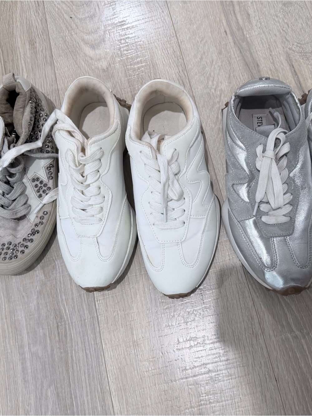White Women's Retro Runner Sneakers - Casual Lace-Up
